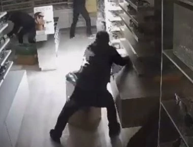 «Ντου» με κουκούλες και τσεκούρια - Καρέ-καρέ διάρρηξη σε επιχείρηση οικοδομικών υλικών (βίντεο)